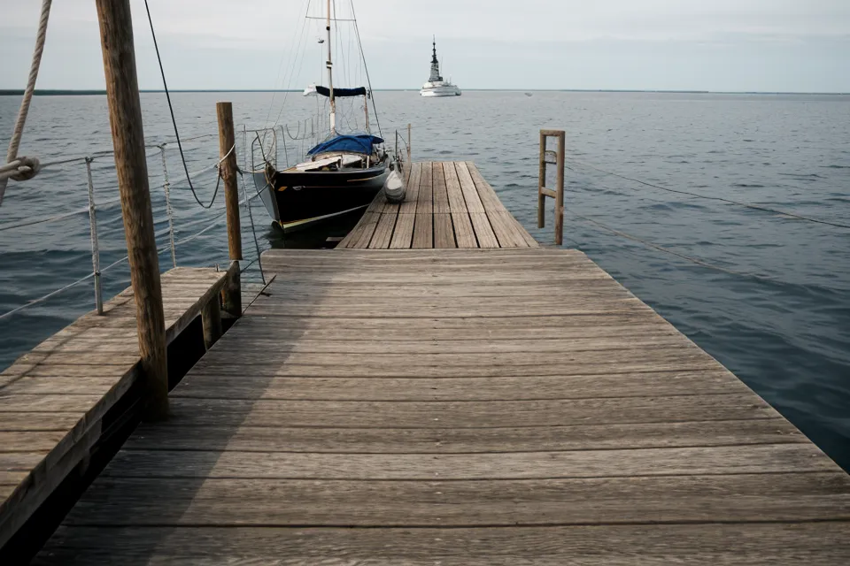 Tablet und Smartphone mit einer SBF-Lern-App auf einem Kartentisch im Boot.