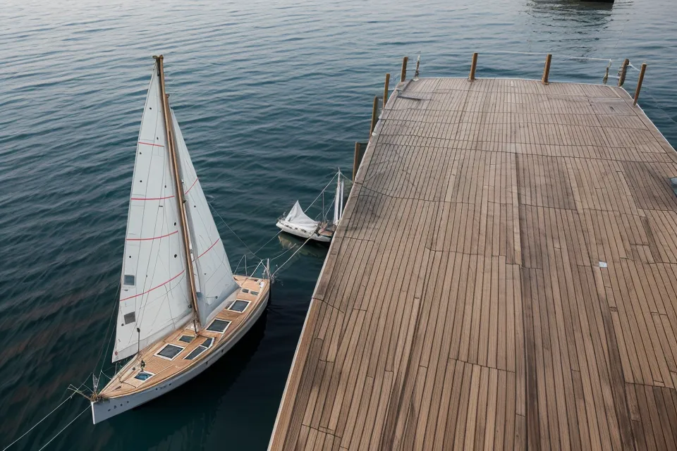 Navigationsbesteck mit Zirkel und Kursdreieck auf einer Seekarte